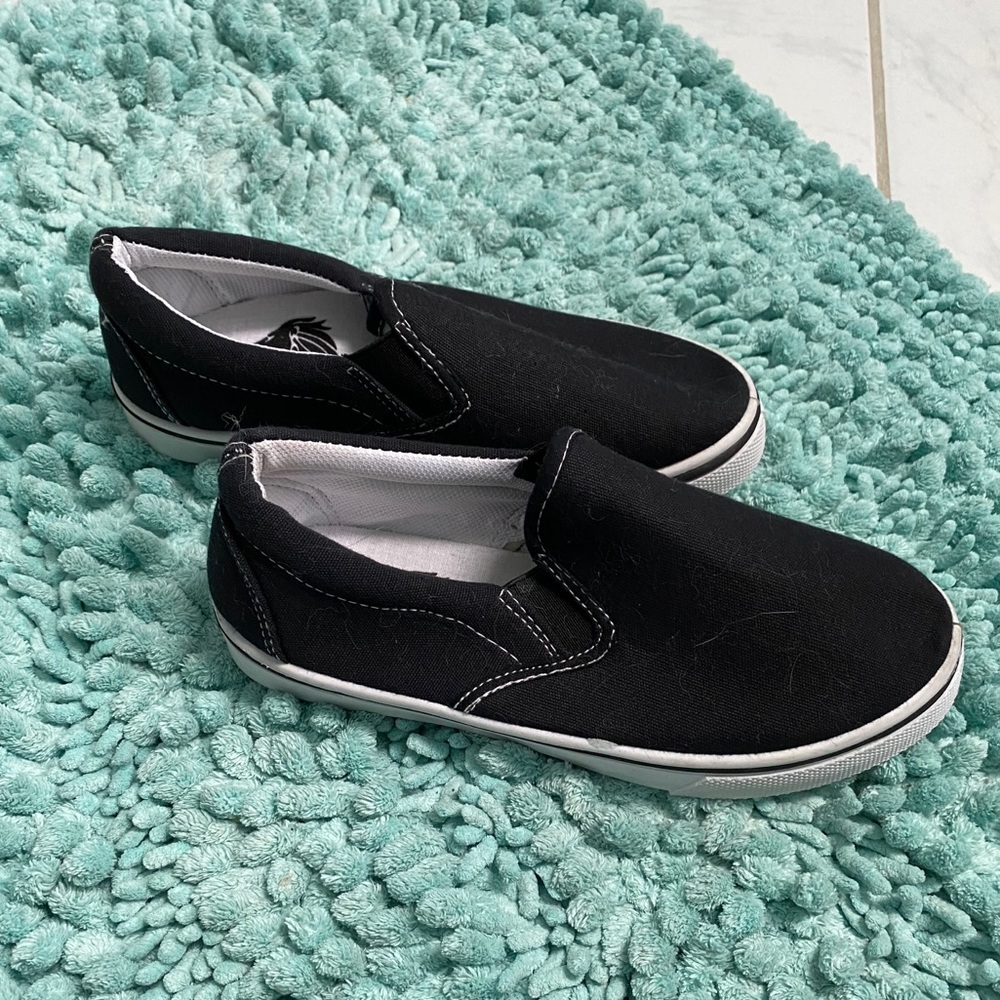 ⚫️ Boys canvas slip-ons ⚫️